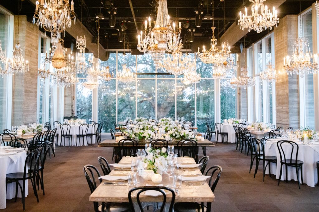 Elegant banquet hall for a fancy dinner.